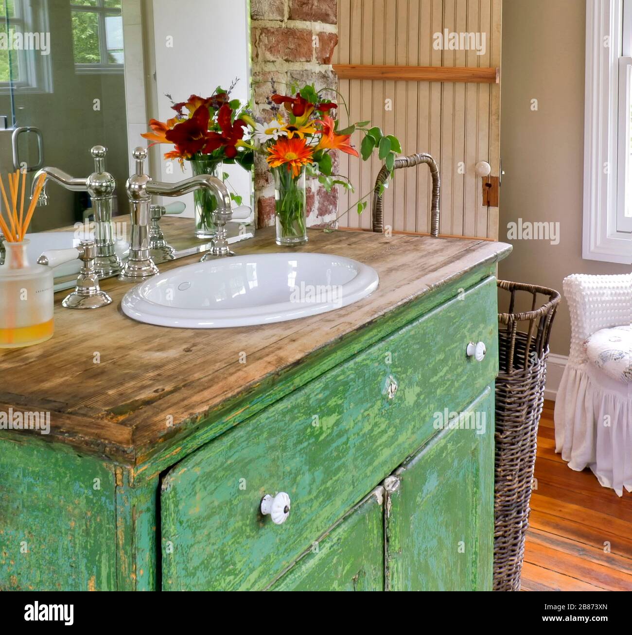 Bathroom sink vintage style hi-res stock photography and images - Alamy