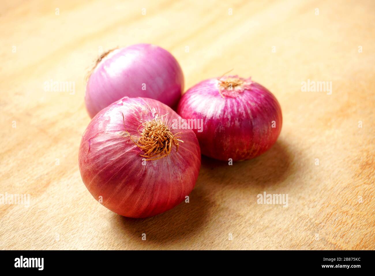Three fresh onions hi-res stock photography and images - Alamy