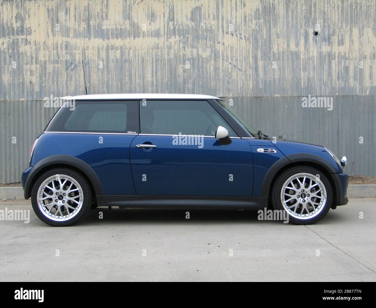 English: 2004 MINI Cooper S, indi blue with white roof; 18 October 2005  (original upload date); Transferred from en.wikipedia to Commons by Legoktm  using CommonsHelper.; Camelboy at English Wikipedia Stock Photo - Alamy