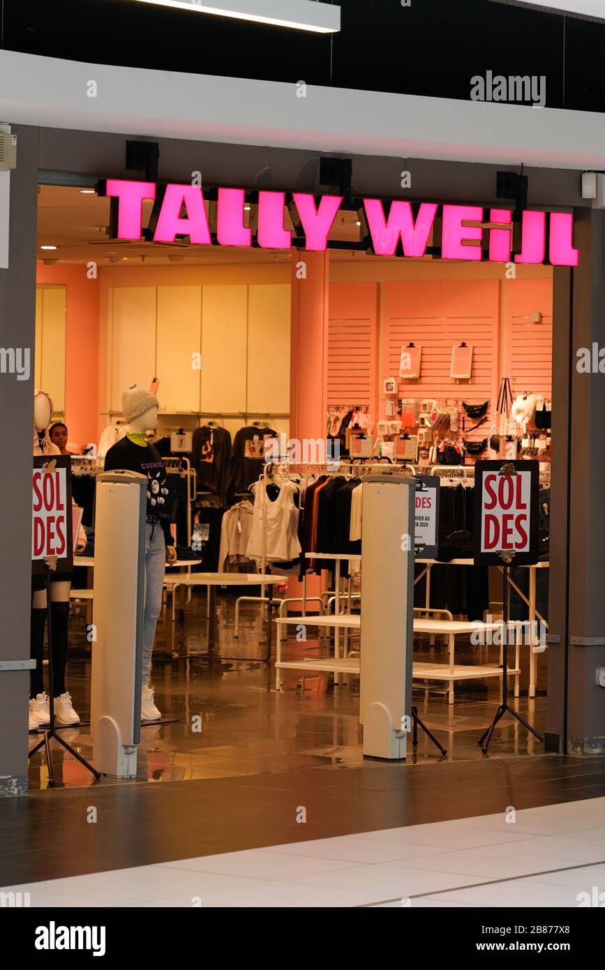 Bordeaux , Aquitaine / France - 01 20 2020 : TALLY WEiJL shop fashion logo  sign store brand swiss clothing Stock Photo - Alamy