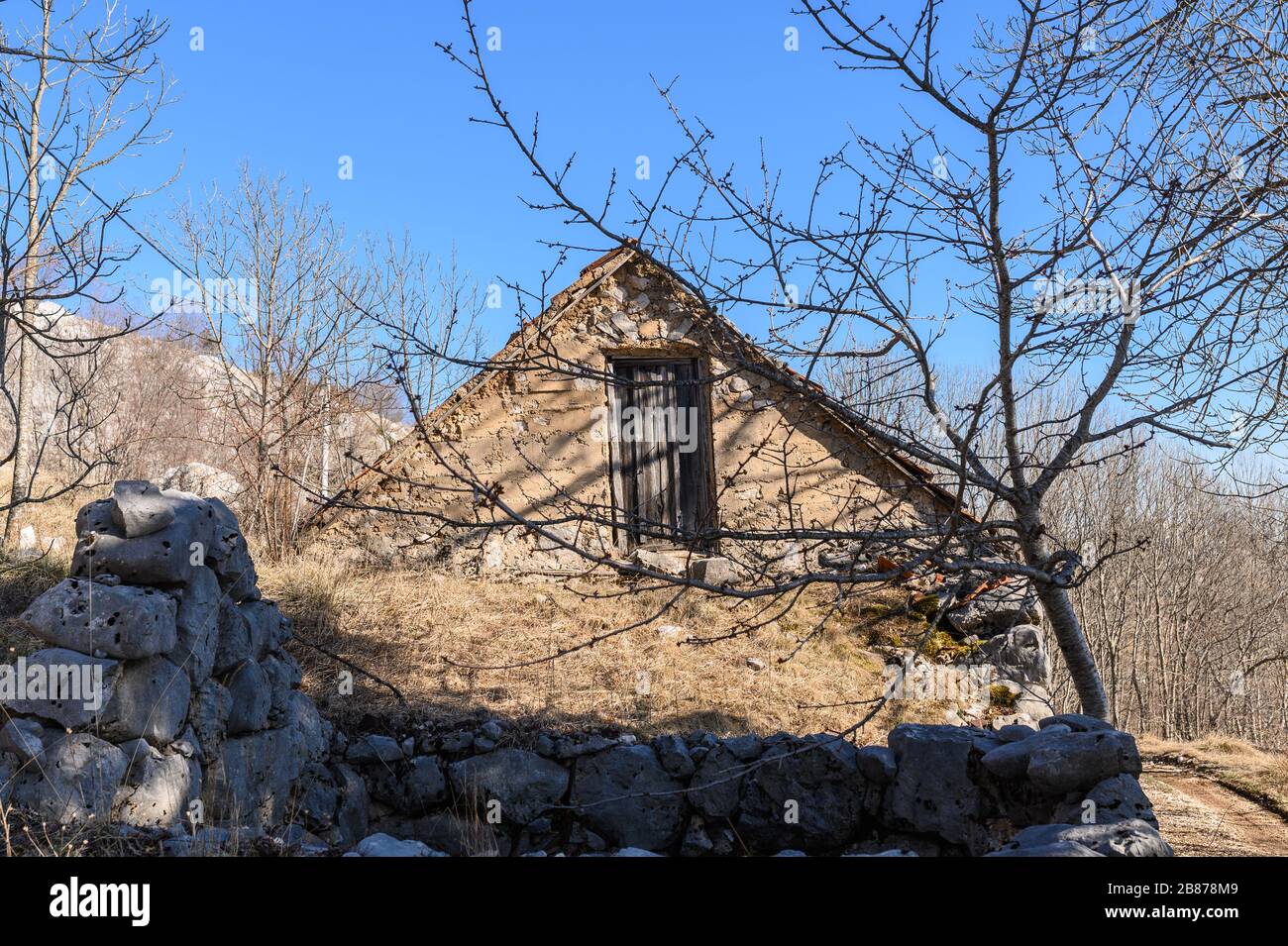 Rustic stone houses hi-res stock photography and images - Alamy