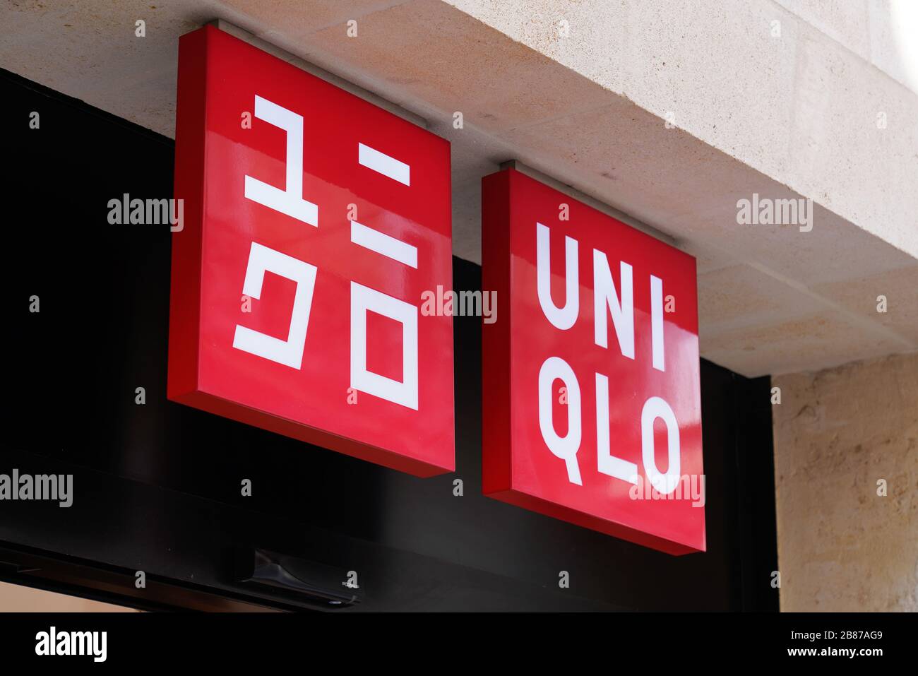 Bordeaux , Aquitaine / France - 09 18 2019 : Uniqlo store clothing shop  front Japanese casual wear designer founded at 1974 Stock Photo - Alamy