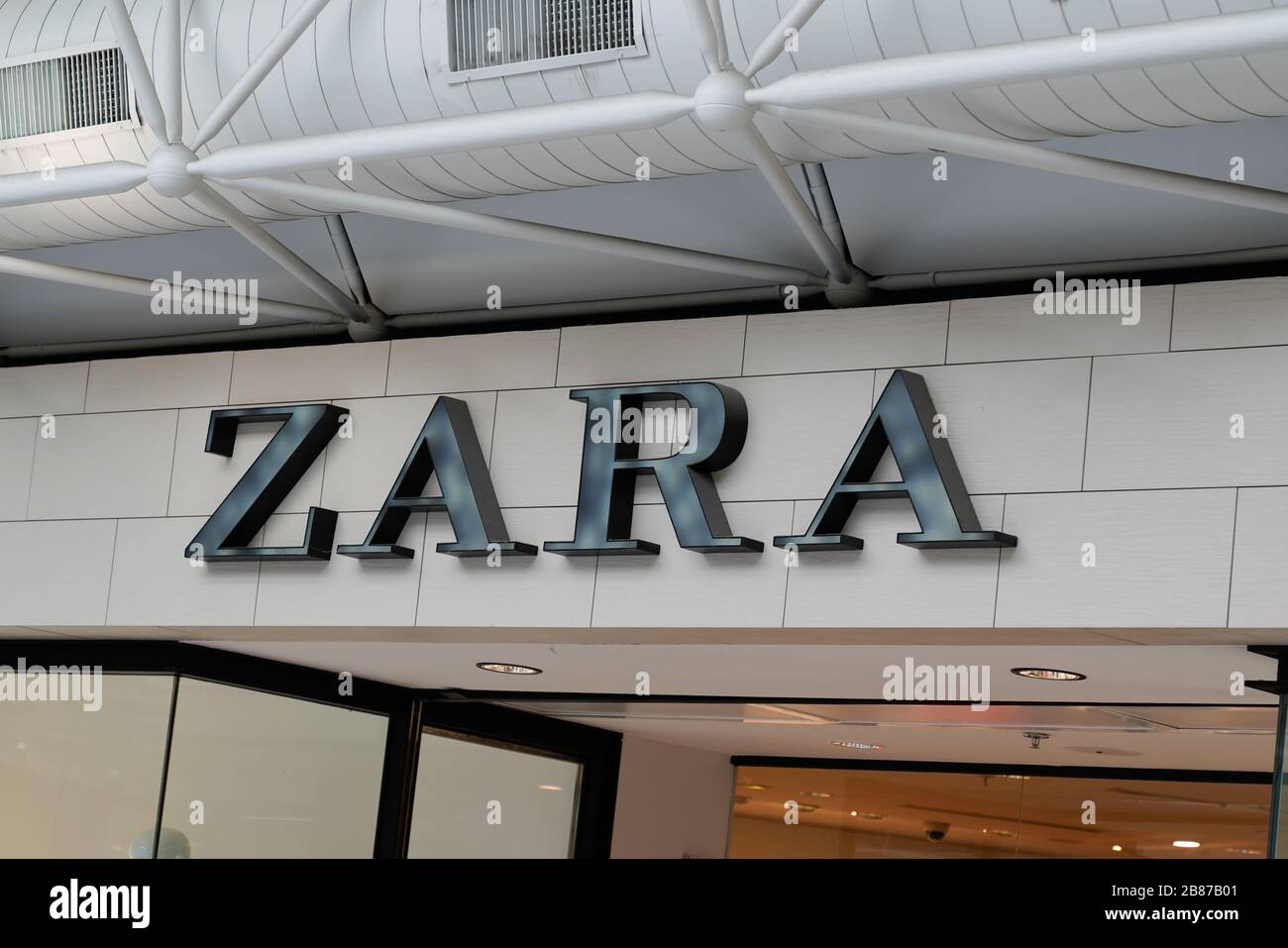 Page 6 - Zara Shop Store High Resolution Stock Photography and Images -  Alamy