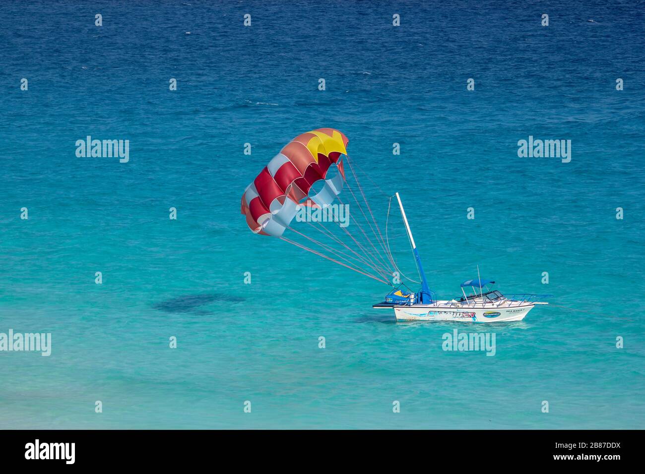 Parasailing boat on the waters of a beach in the Hotel Zone, Cancun, Quintana Roo, Yucatan Peninsula, Mexico Stock Photo