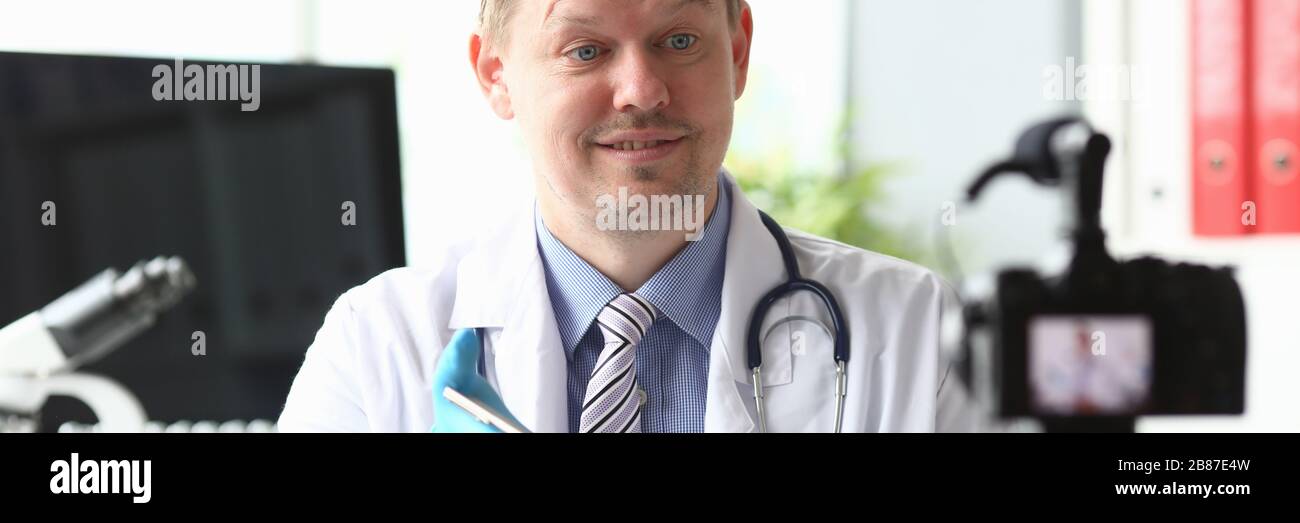Man doctor portrait documents hi-res stock photography and images - Alamy