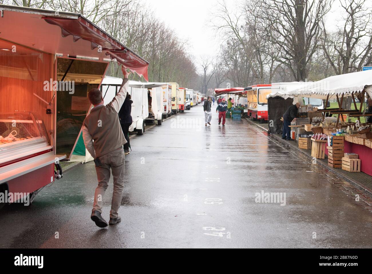 Dresden, Germany. 20th Mar, 2020. Traders stand at their stalls at a weekly market. To slow down the spread of the coronavirus, the federal government has severely restricted public life. Credit: Sebastian Kahnert/dpa-Zentralbild/dpa/Alamy Live News Stock Photo
