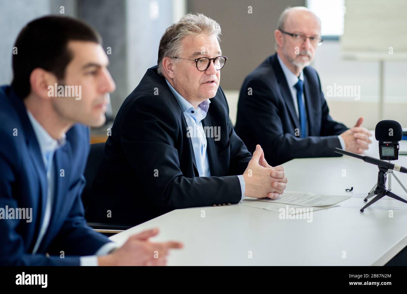Hanover, Germany. 20th Mar, 2020. Axel von der Ohe (l-r), Head of Finance and Public Order, Hauke Jagau, President of the Region Hannover, and Volker Kluwe, Police Commissioner of the Hannover Police Department, speak at a press conference. Jagau announced at noon strong controls on the restrictions introduced due to the Corona pandemic. Credit: Hauke-Christian Dittrich/dpa/Alamy Live News Stock Photo
