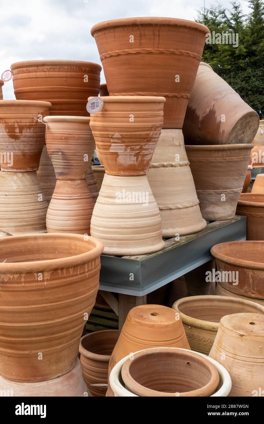 https://c8.alamy.com/comp/2B87WGN/close-up-of-a-stack-of-terracotta-garden-pots-for-sale-at-a-garden-centre-in-the-uk-2B87WGN.jpg