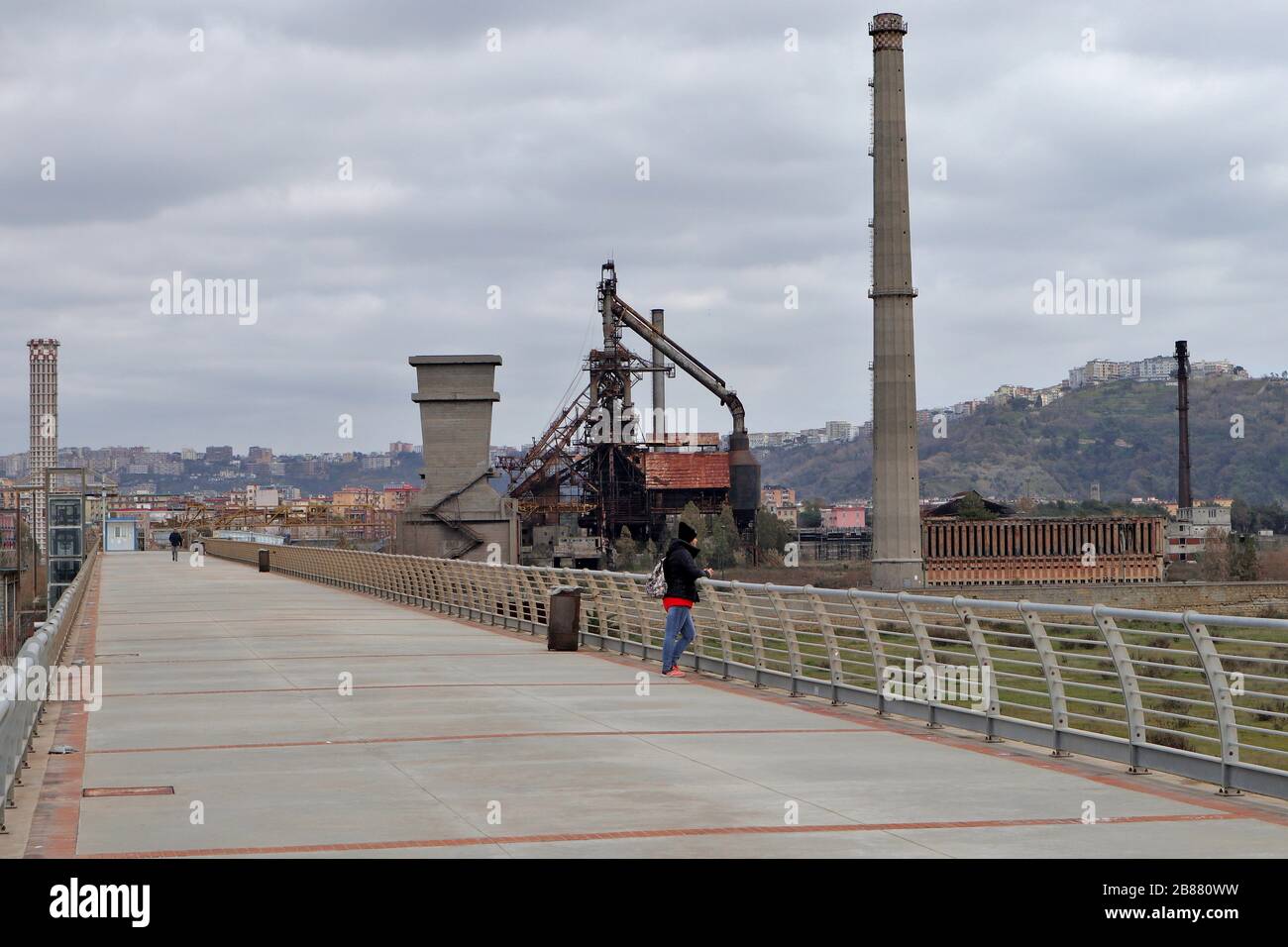 Bagnoli - Turista sul pontile dell'ex Italsider Stock Photo