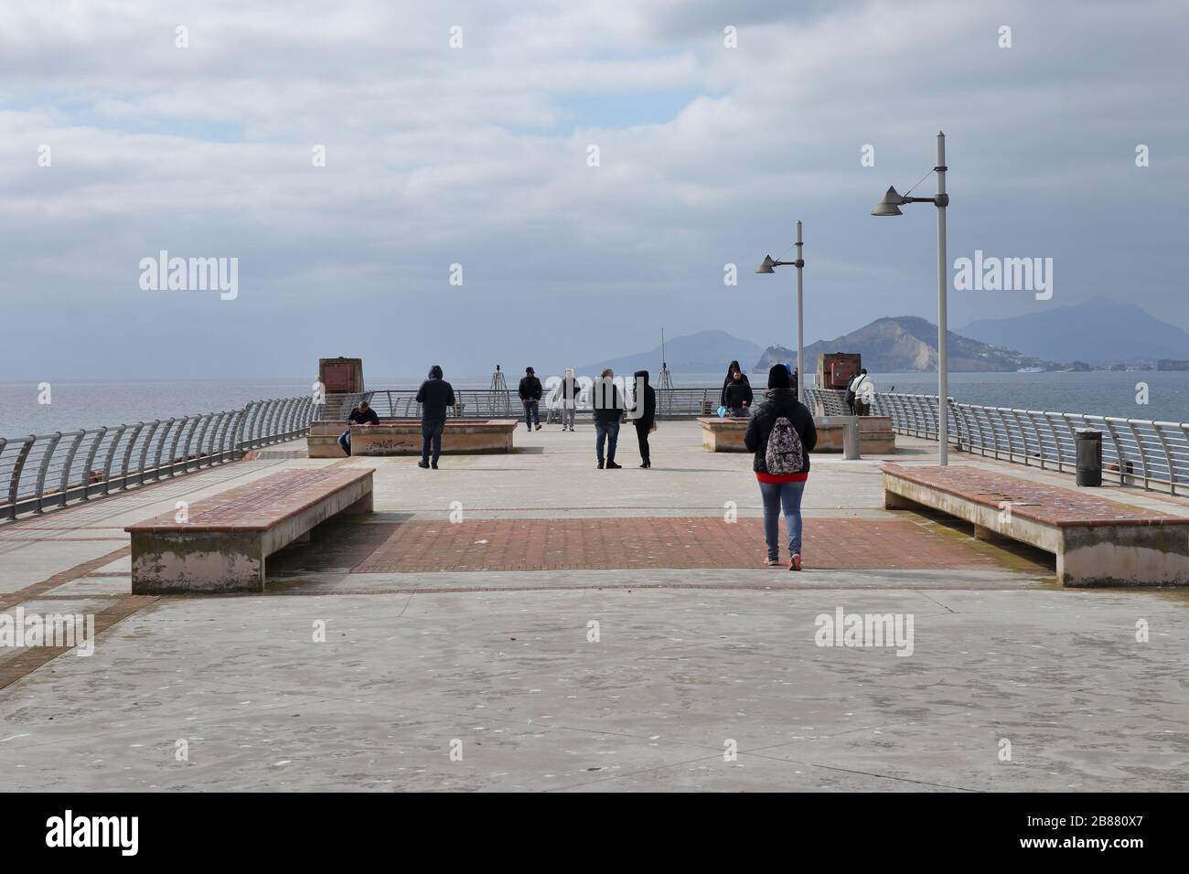 Bagnoli - Turisti sul pontile nord Stock Photo