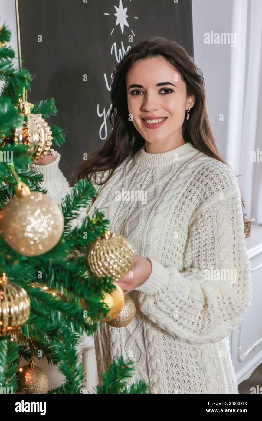 Woman decorate christmas tree hi-res stock photography and images - Alamy