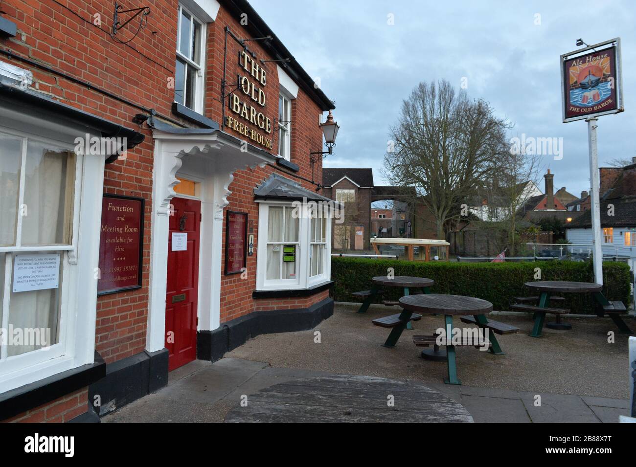 Hertford, UK. 20th Mar, 2020. Boris Johnson has announced that all cafes, pubs, pubs and restaurants are to close to help prevent spread of coronavirus. The Old Barge pub has closed during the virus outbreak. Credit: Andrew Steven Graham/Alamy Live News Stock Photo