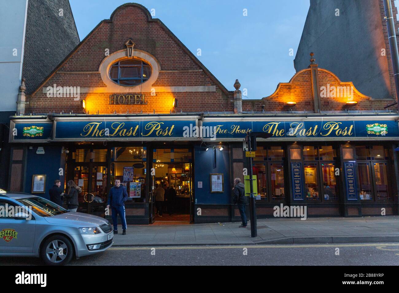 Southend-on-Sea, UK. 20th Mar, 2020. Last Post, Weston Rd. Drinkers enjoy the last few hours before Cafes, pubs and restaurants must close from Friday night to help tackle coronavirus. Penelope Barritt/Alamy Live News Stock Photo