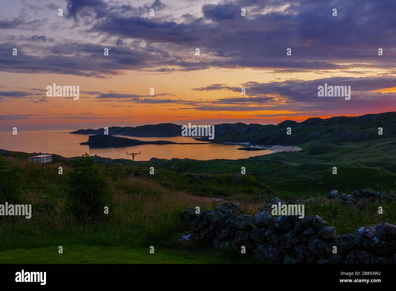 Sonnenuntergang über Oldshoremore beach, Sandstrand Bucht in Schottland Stock Photo