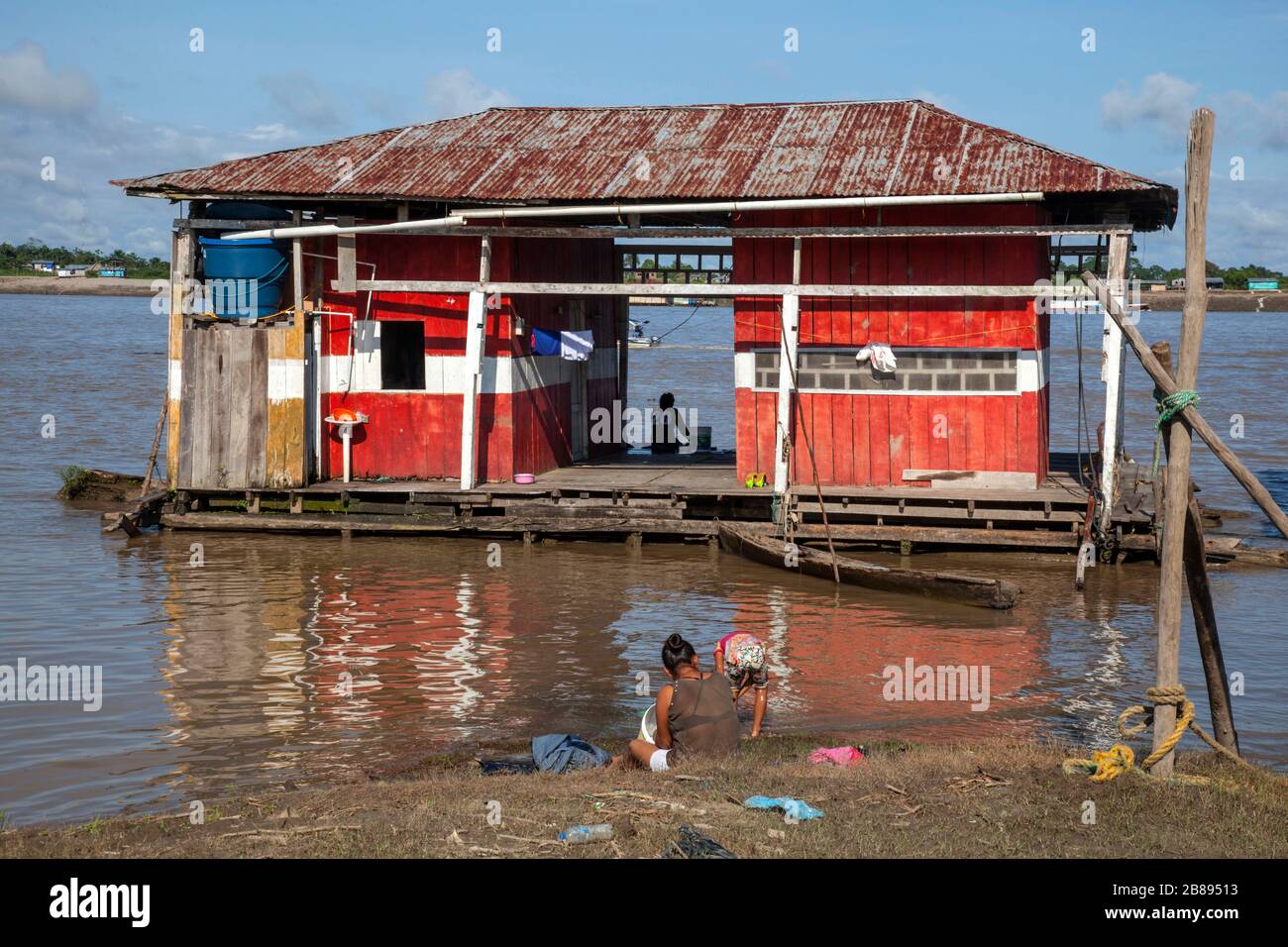 Floating house, home, houseboat, on the river Amazon, Colombia, South