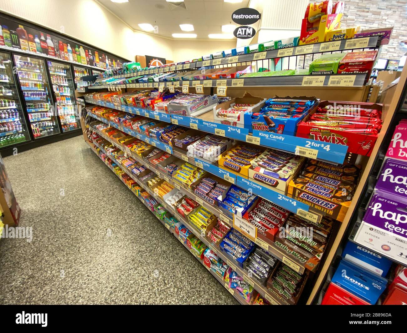 Convenience store candy hi-res stock photography and images - Alamy