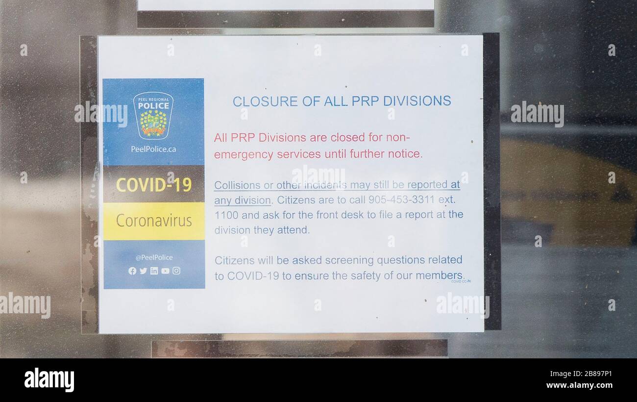 Mississauga, Canada. 20th Mar, 2020. A notice of closure is seen at the closed front door of the Peel Regional Police #11 Division in Mississauga, Ontario, Canada, on March 20, 2020. Canadian Prime Minister Justin Trudeau announced new measures Friday morning to mobilize manufacturers to quickly produce vital life-saving medical supplies against the COVID-19 pandemic in the country. As of Friday noon, Canada has confirmed 924 COVID-19 cases and 13 people died of the coronavirus. Credit: Xinhua/Alamy Live News Stock Photo