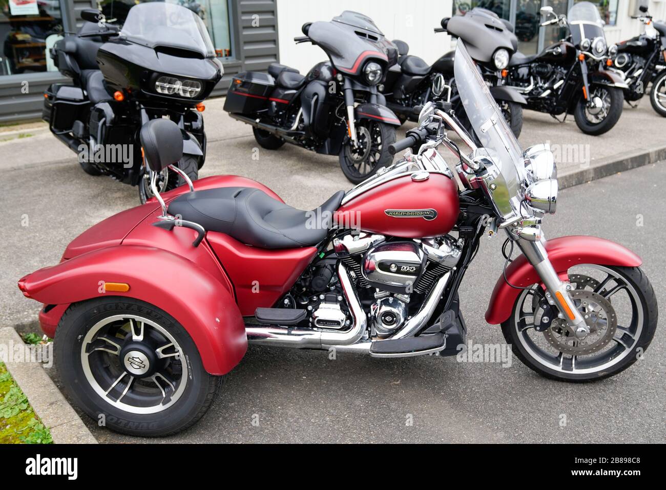 Bordeaux Aquitaine France 01 15 2020 Classic Harley Davidson Trike Red Parked On Dealership For Sale Retail Location Stock Photo Alamy