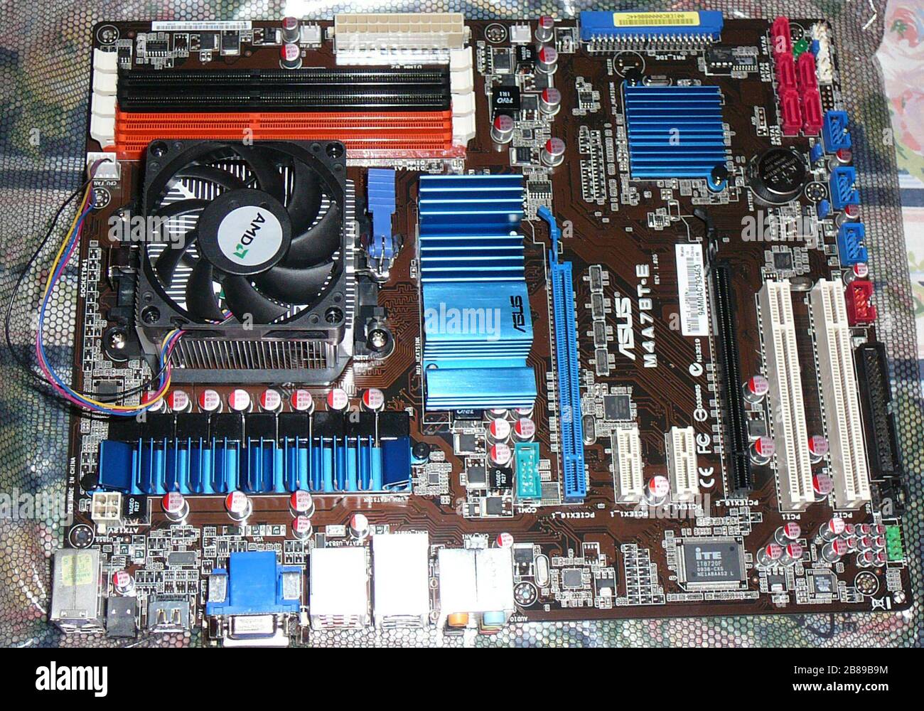 English: Asus M4A78T-E motherboard with AMD processor. First included in  http://students.washington.edu/rtg2/computer%20build.html; 24 December 2009  (according to Exif data); Transferred from en.wikipedia by SreeBot Original  text: I Reubentg created ...