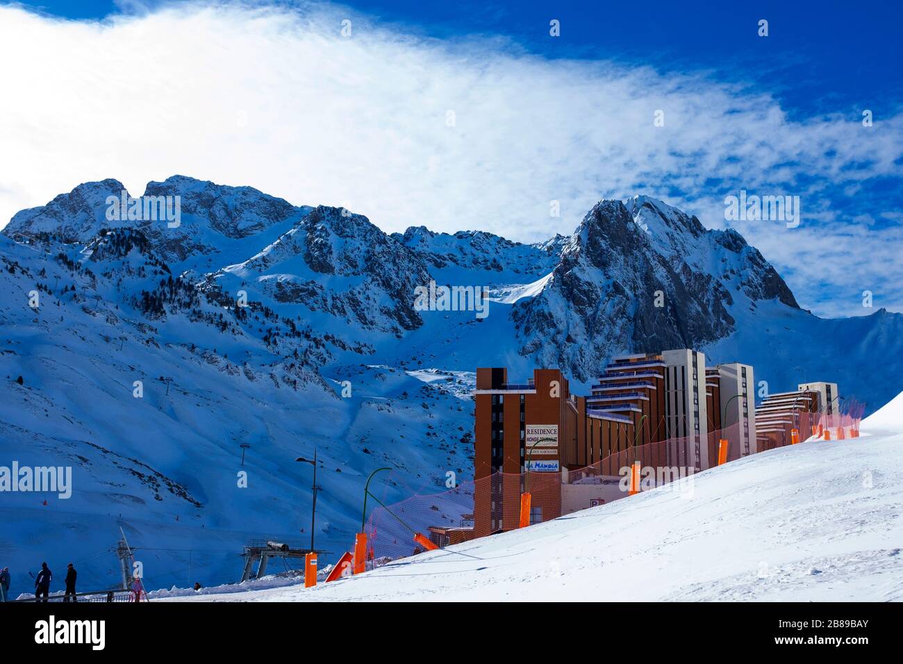Station de ski hi-res stock photography and images - Alamy