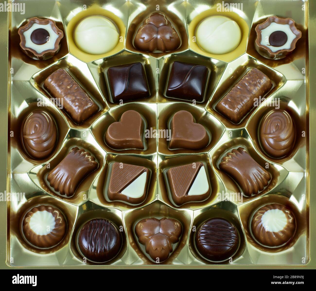 https://c8.alamy.com/comp/2B89N9J/festive-gift-box-of-chocolate-candies-nice-dessert-for-moms-day-or-easter-or-valentines-day-2B89N9J.jpg