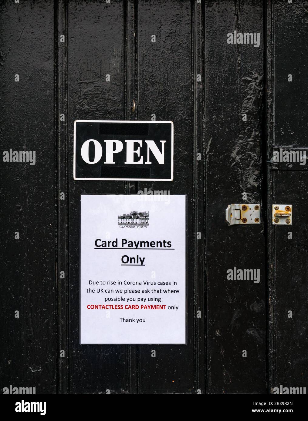 Door notice advising customers to use contactless payment due to Covid-19 Coronavirus pandemic, Cramond cafe, Edinburgh, Scotland, UK Stock Photo