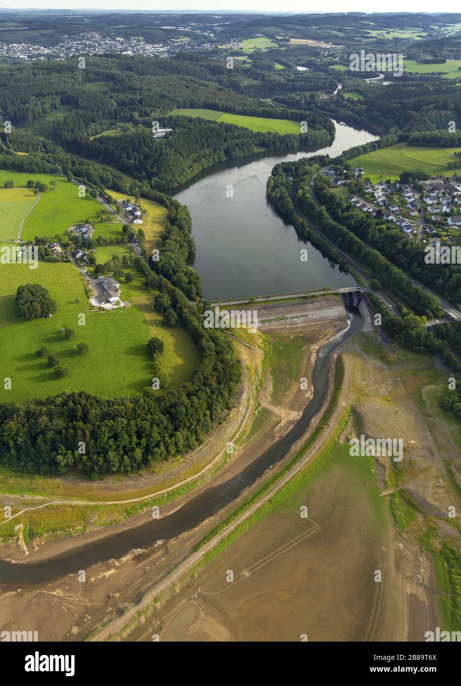 lower water level of reservoir Biggesee for rockfill dam maintenace, Stader Strasse, 05.08.2015, aerial view, Germany, North Rhine-Westphalia, Sauerland, Olpe Stock Photo