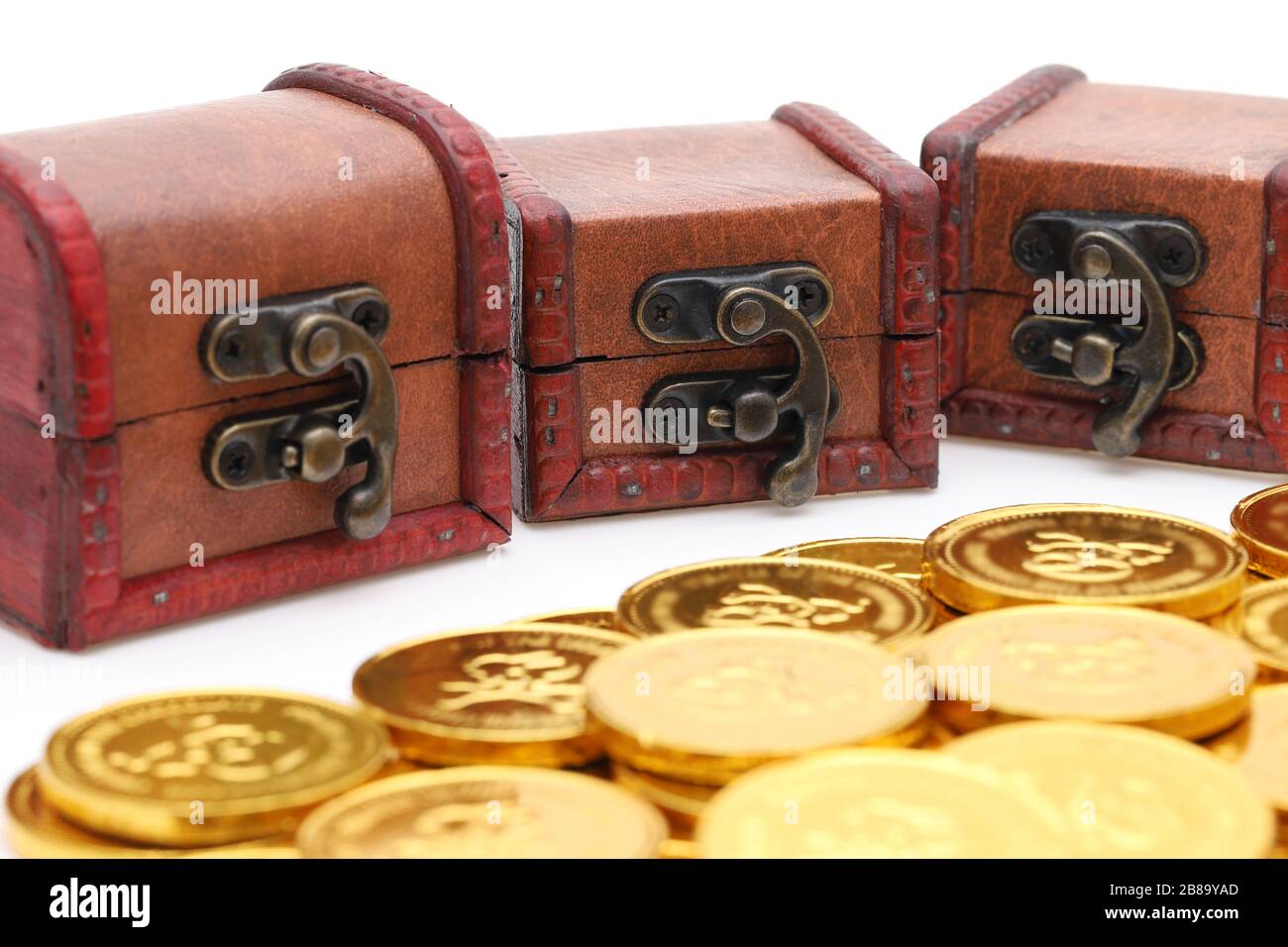 Gold treasure chest golden hi-res stock photography and images - Alamy