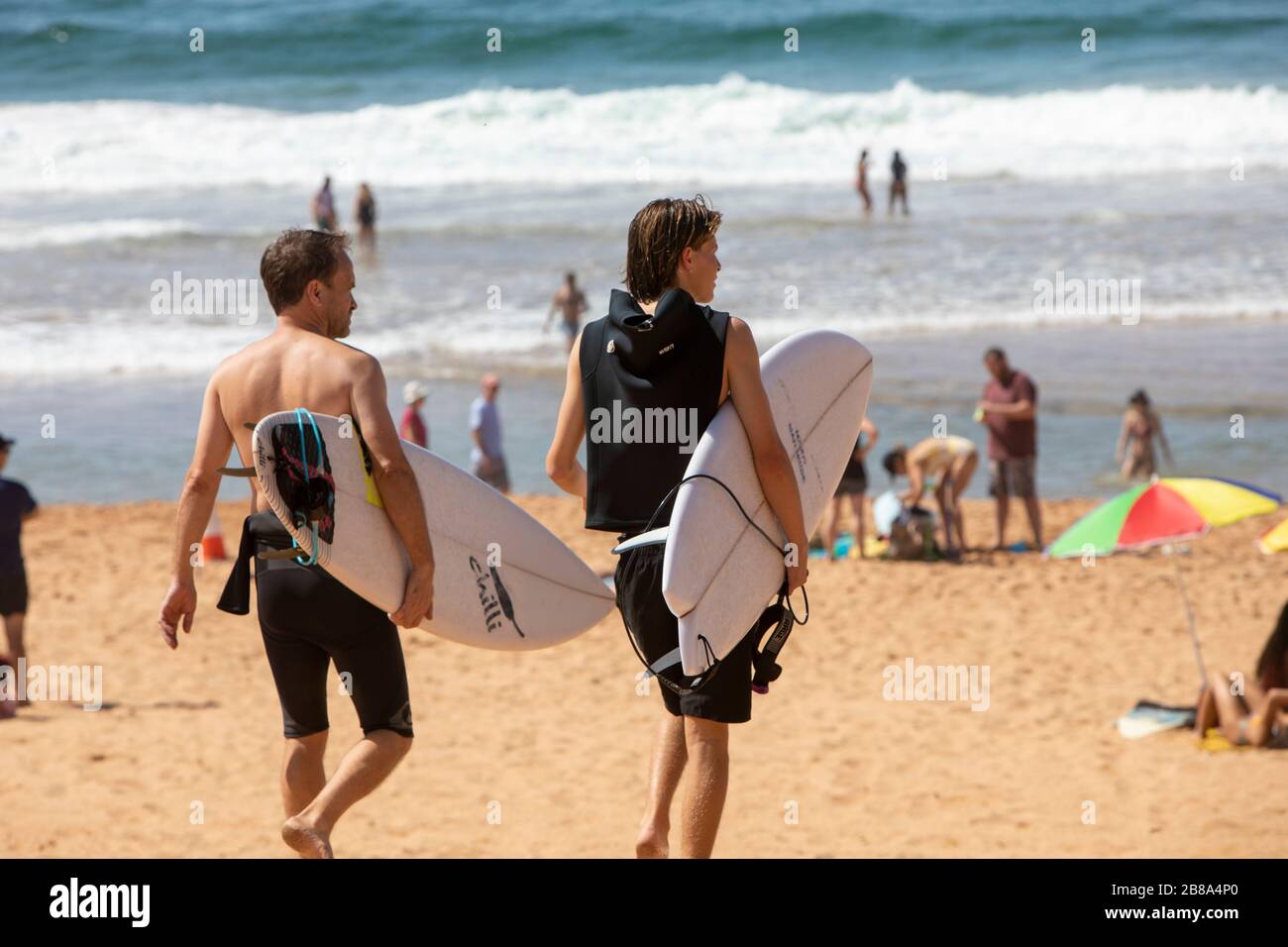 Sydney, Australia. 21st Mar, 2020. Avalon Beach,Sydney,Australia.Saturday 21st March 2020. Sydney residents heading for a surf not adhering to the warnings to stay 1.5m apart. Credit: martin berry/Alamy Live News Stock Photo