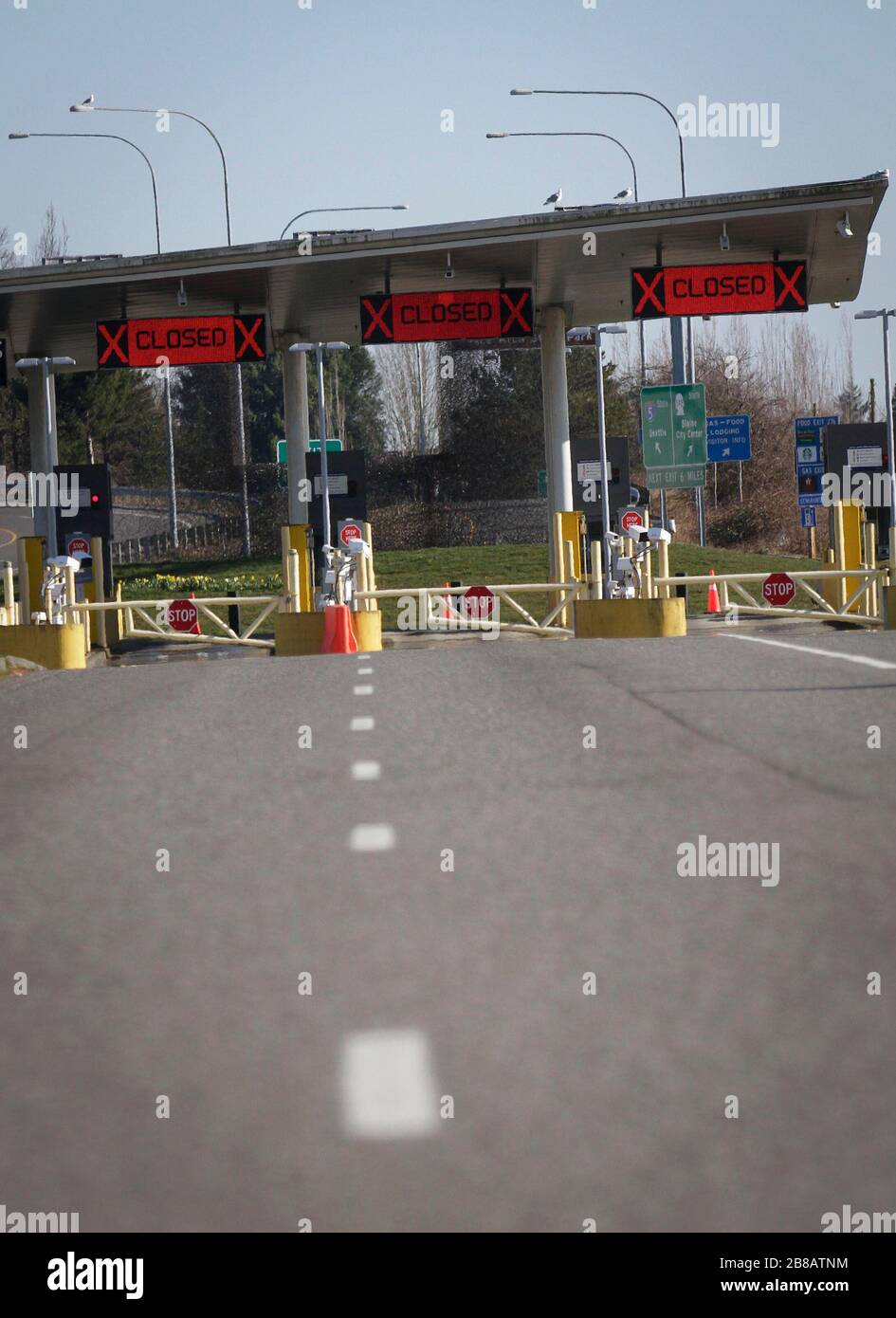 Vancouver, Canada. 20th Mar, 2020. Closed counters at the U.S. port of entry into Blaine of Washington State are seen at Douglas-Peace Arch border crossing in Surrey, Canada, March 20, 2020. Canadian Prime Minister Justin Trudeau announced that the Canada-U.S. border will close to non-essential travel at midnight Friday and both countries will turn back asylum seekers crossing the border. Credit: Liang Sen/Xinhua/Alamy Live News Stock Photo