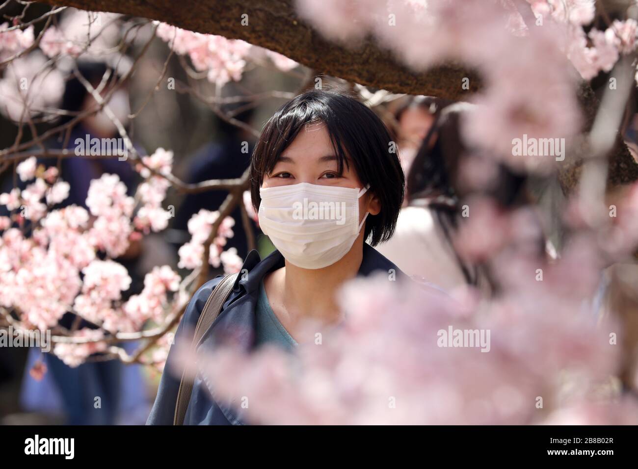 Crowds wearing facemasks hi-res stock photography and images - Alamy