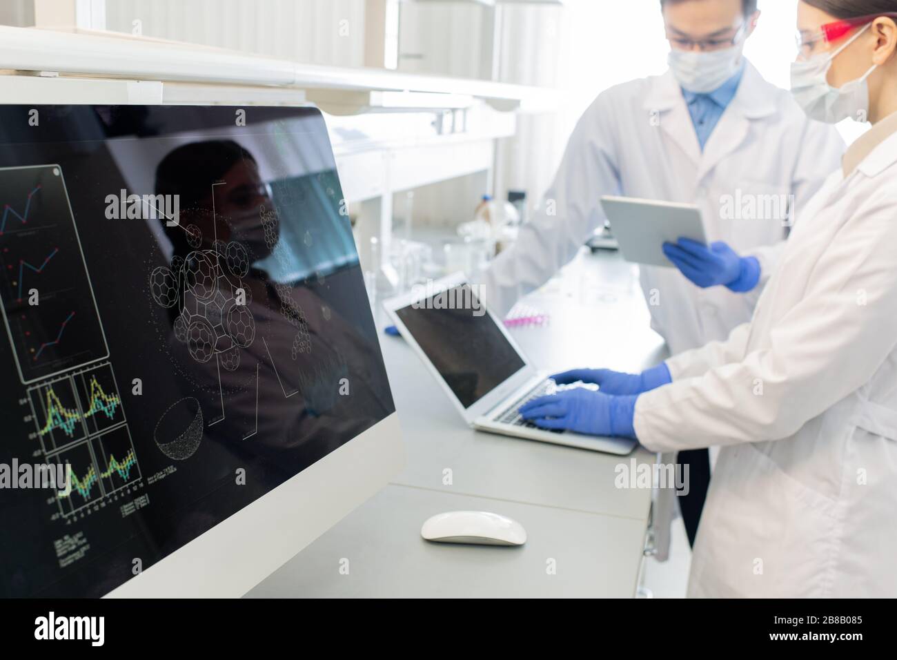 Microbiology lab computer screen hi-res stock photography and images ...