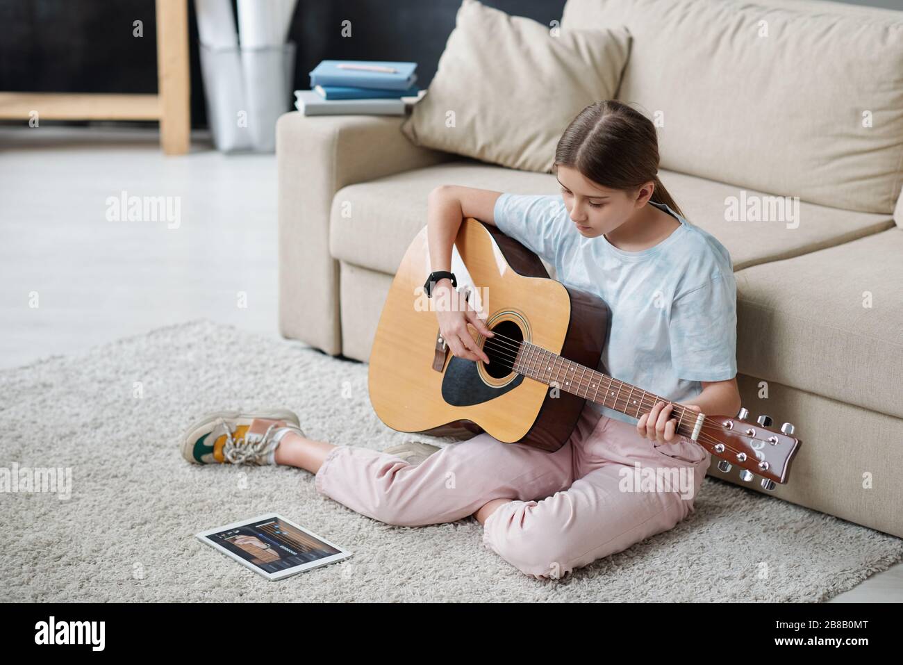 Блоггер с гитарой. Блоггер играющий на гитаре. Обои на рабочий стол депрессия. Стул для гитары. Человек с гитарой на стуле.