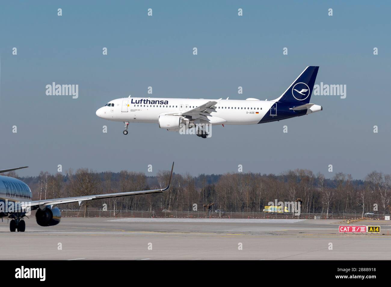 Munich, Germany - 27. February 2019 : Lufthansa Airbus A320-214 1 with the  aircraft registration D-AIZE in the approach to the northern runway 26R of  Stock Photo - Alamy