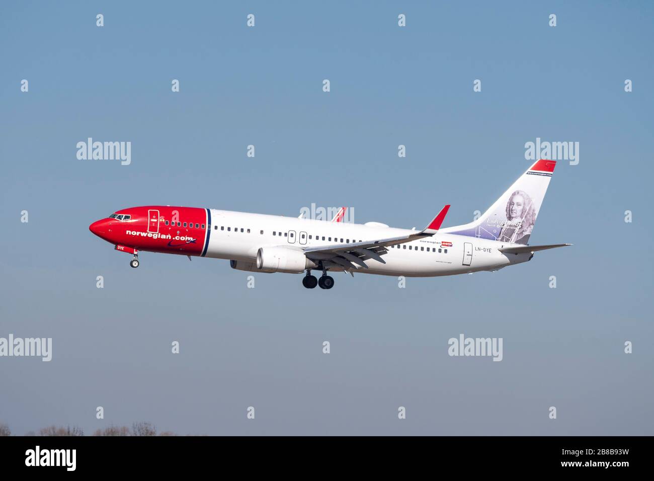 Munich, Germany - 27. February 2019 : Norwegian Boeing 737-8JP with the aircraft registration LN-DYE in the approach to the northern runway 26R of the Stock Photo