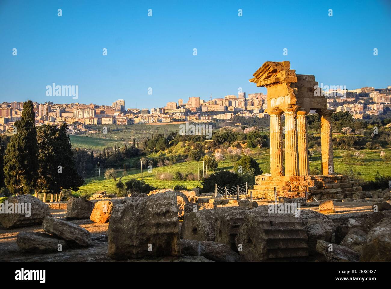 Sicily greek ruins hi-res stock photography and images - Alamy