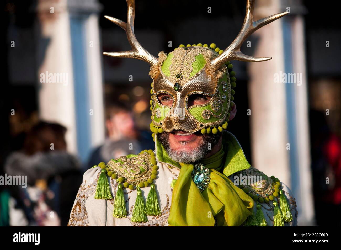 Uomo Anziano E Donna in Costume E Maschere Del Carnevale Medievale in  Piazza San Marco a Venice Immagine Stock Editoriale - Immagine di costume,  italia: 267448724