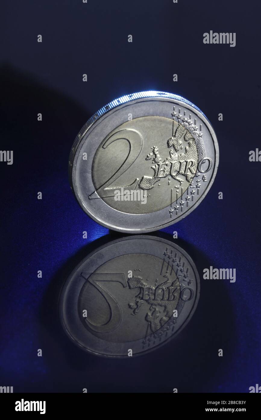 2 Euro Münze mit Spiegelung Stock Photo