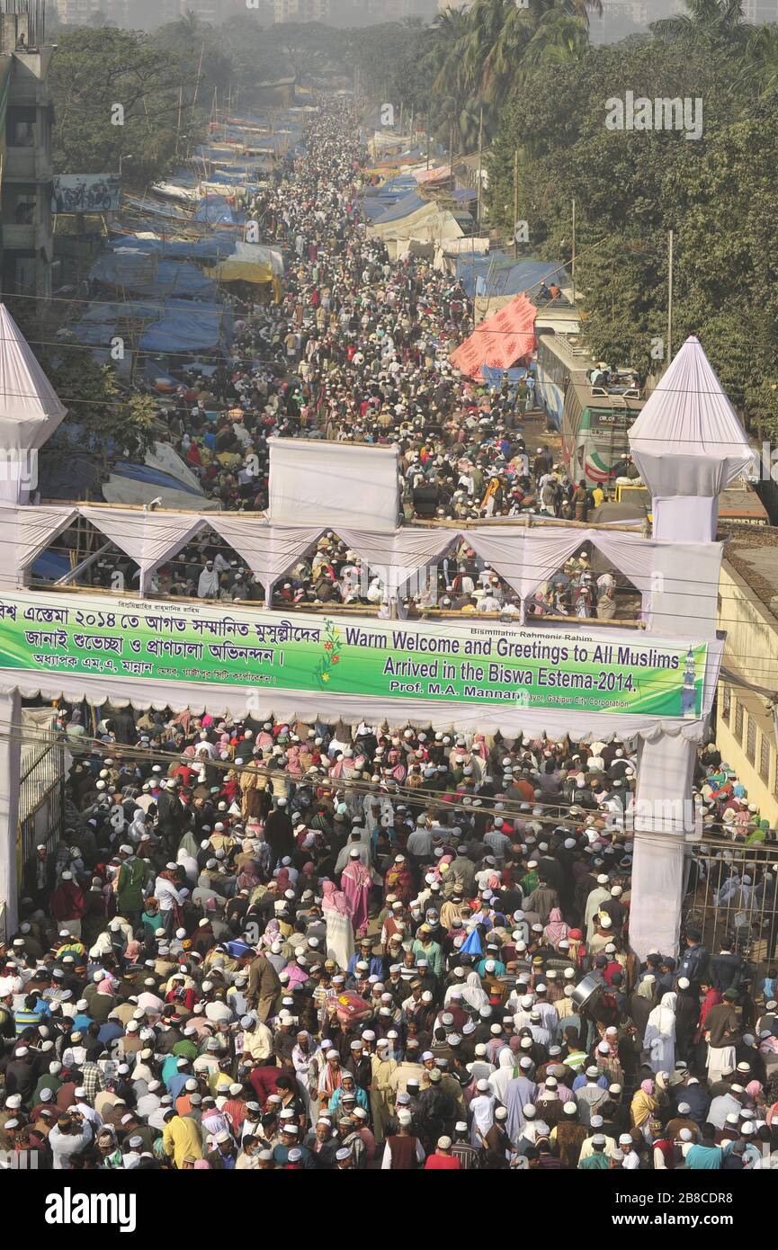 Devotees from home and abroad joined the 'Akheri Monajat 'of Biswa Ijtema, a function of Tablig Jamaat on the Turag bank in Tongi to seek divine bless Stock Photo
