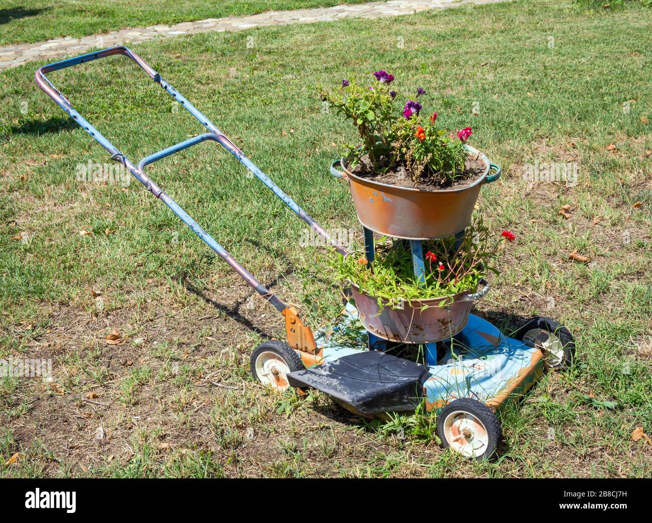 Цветочная клумба в старой газонокосилке