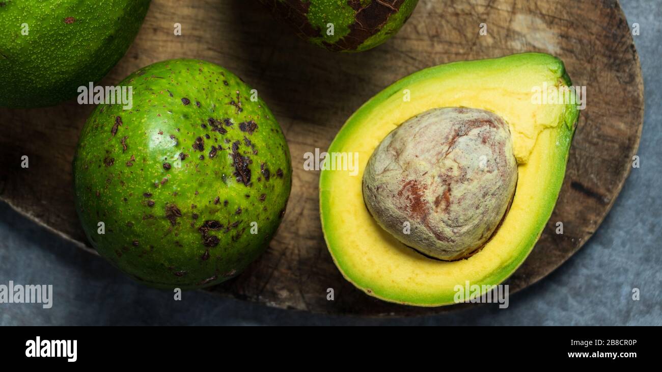 https://c8.alamy.com/comp/2B8CR0P/fresh-avocado-is-cut-in-half-theyre-high-in-the-healthy-kind-of-fats-2B8CR0P.jpg