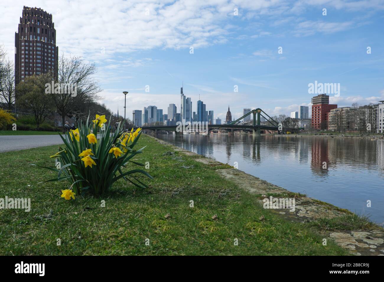 Europa, Germany, Hessen, Rhein-Main, Frankfurt am Main, Eiserner Steg, Blick auf die Frankfurter Skyline, Weseler Werft, Neubaugebiet, Penthouse Wohnu Stock Photo