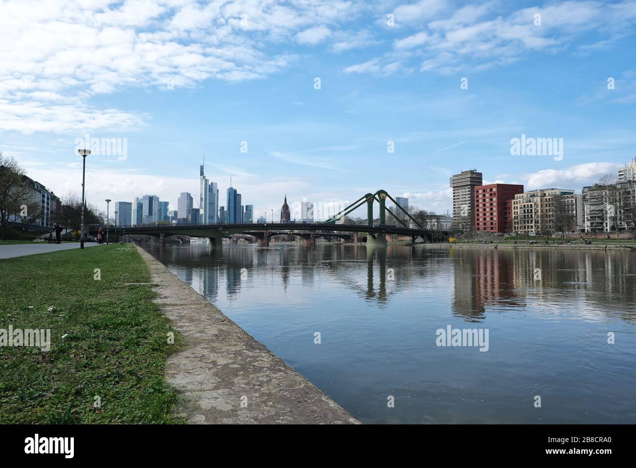 Europa, Germany, Hessen, Rhein-Main, Frankfurt am Main, Eiserner Steg, Blick auf die Frankfurter Skyline, Weseler Werft, Neubaugebiet, Penthouse Wohnu Stock Photo