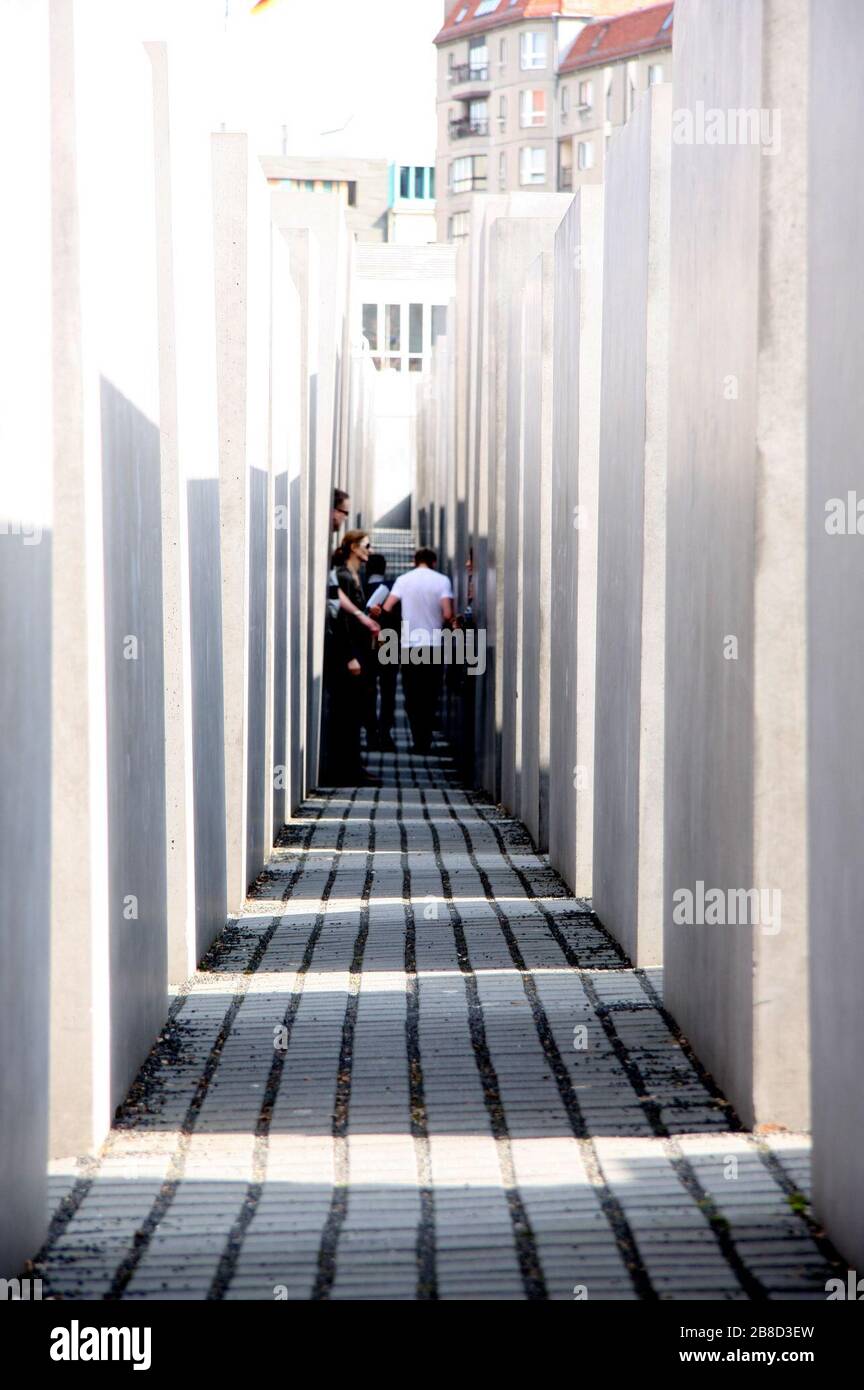 English Memorial To The Murdered Jews Of Europe 日本語 虐殺されたヨーロッパのユダヤ人のための記念碑 26 March 10 Anthro Copyleft Talk S File Anthro Copyleft Talk Stock Photo Alamy English Memorial To The Murdered Jews Of Europe 日本語 虐殺されたヨーロッパのユダヤ人のための記念碑 26 March 10 Anthro Copyleft Talk S File Anthro Copyleft Talk Stock Photo Alamy