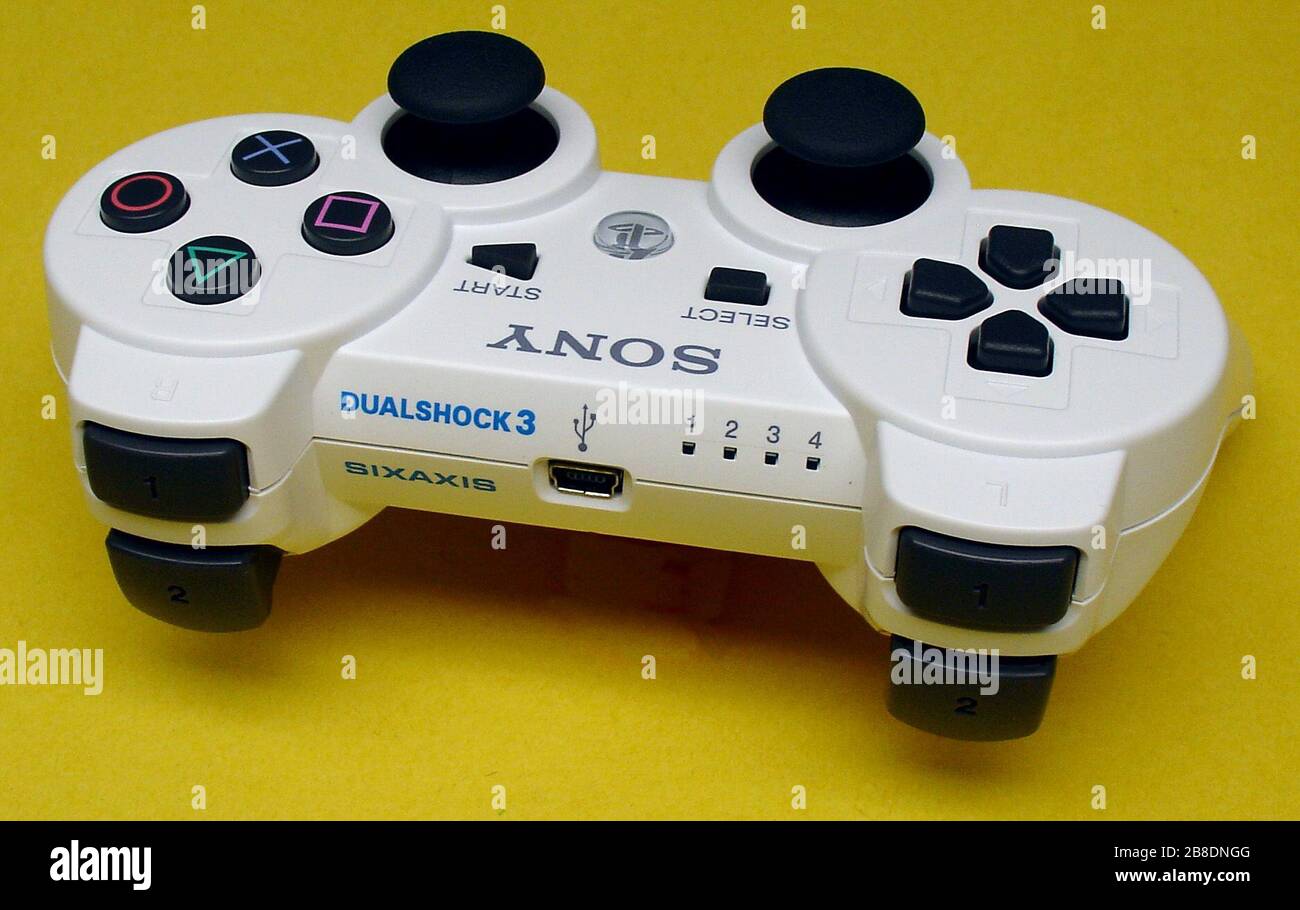 English: Ceramic White Sony DualShock 3 controller (JPN model), top 3/4  view with top markings visible.; 4 January 2008 (original upload date); Own  work (Original text: self-made); The original uploader was Bollinger