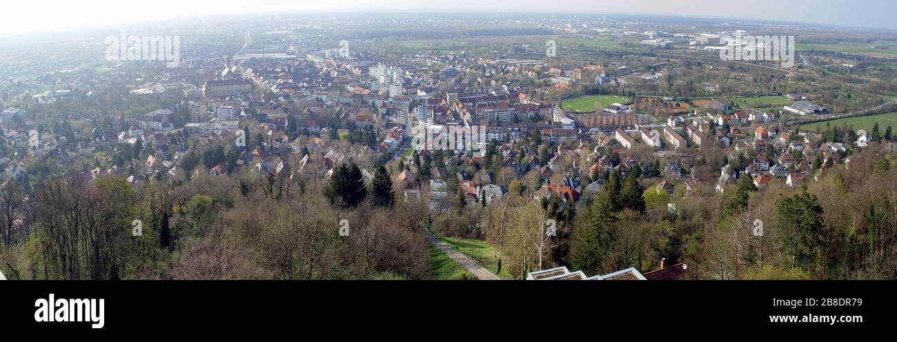 Deutsch: Blick auf Karlsruhe, mit Durlach im Vordergrund, vom Turmberg aus.  Kamera: Sony DSC-F717 English: Panoramic view of the city of Karlsruhe,  Germany, as seen from the top of Mt. Turmberg in