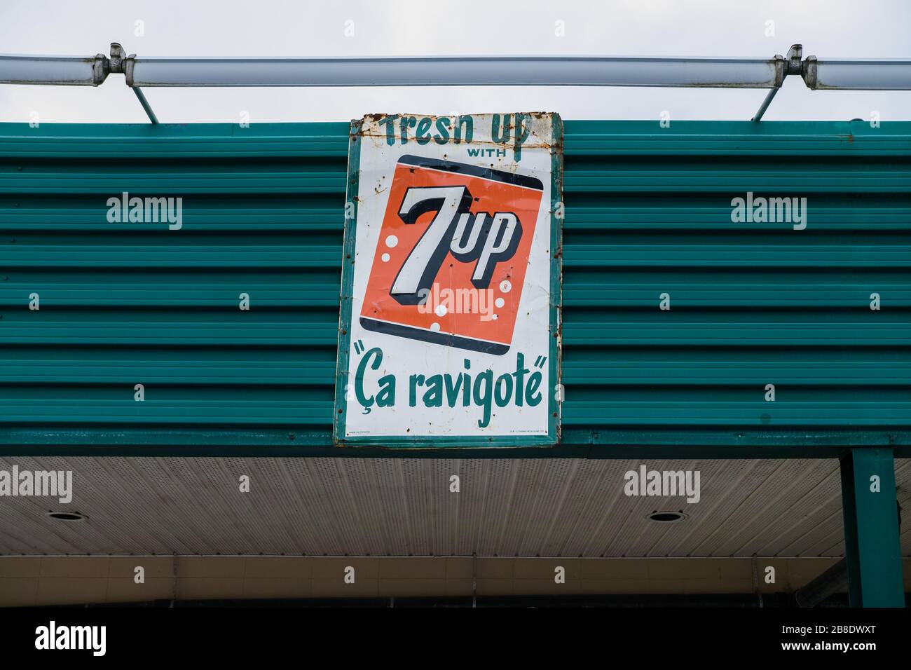 A vintage billboard advertising the 7UP beverages, intended to the francophone market of Canada. Stock Photo
