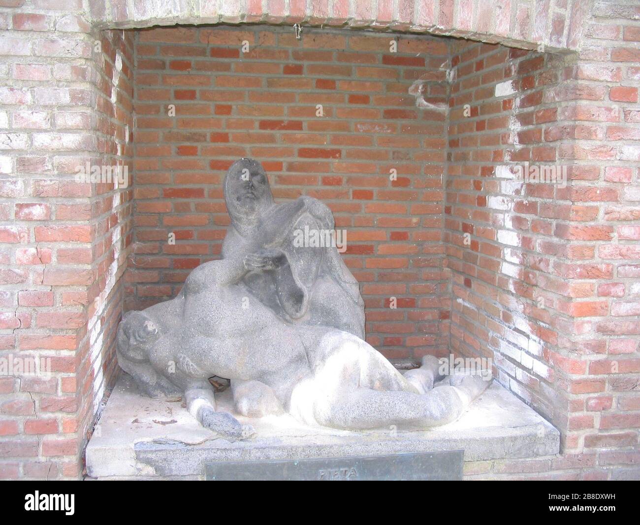 "Deutsch: Düsseldorf, Spee'scher Park. Pieta in einer Mauernische des Spee'schen Palais. Im Speeschen Park hinter dem Stadtmuseum Düsseldorf befindet sich das von dem Bildhauer Bernhard Sopher (1879-1949) um das Jahr 1923 geschaffene Figurenpaar „Pieta“. Inschrift (Bronzetafel): PIETA / STEINGUSS UM 1923 / BERHARD SOPHER / *1879 IN SAFFED (HEUTE SFAD IN ISRAEL) / 1909-1935 IN DÜSSELDORF / 1935 EMIGRATION IN DIE USA / †1949 IN HOLLYWOOD (KALIFORNIEN) / DIE AUFSTELLUNG 1983 VERDANKEN WIRD DEM EIGENTÜMER DR. PETER SACK UND DER MITWIRKUNG VON OBERBÜRGERMEISTER KÜRTEN UND DER FIRMA POLLOK.; 3 April Stock Photo