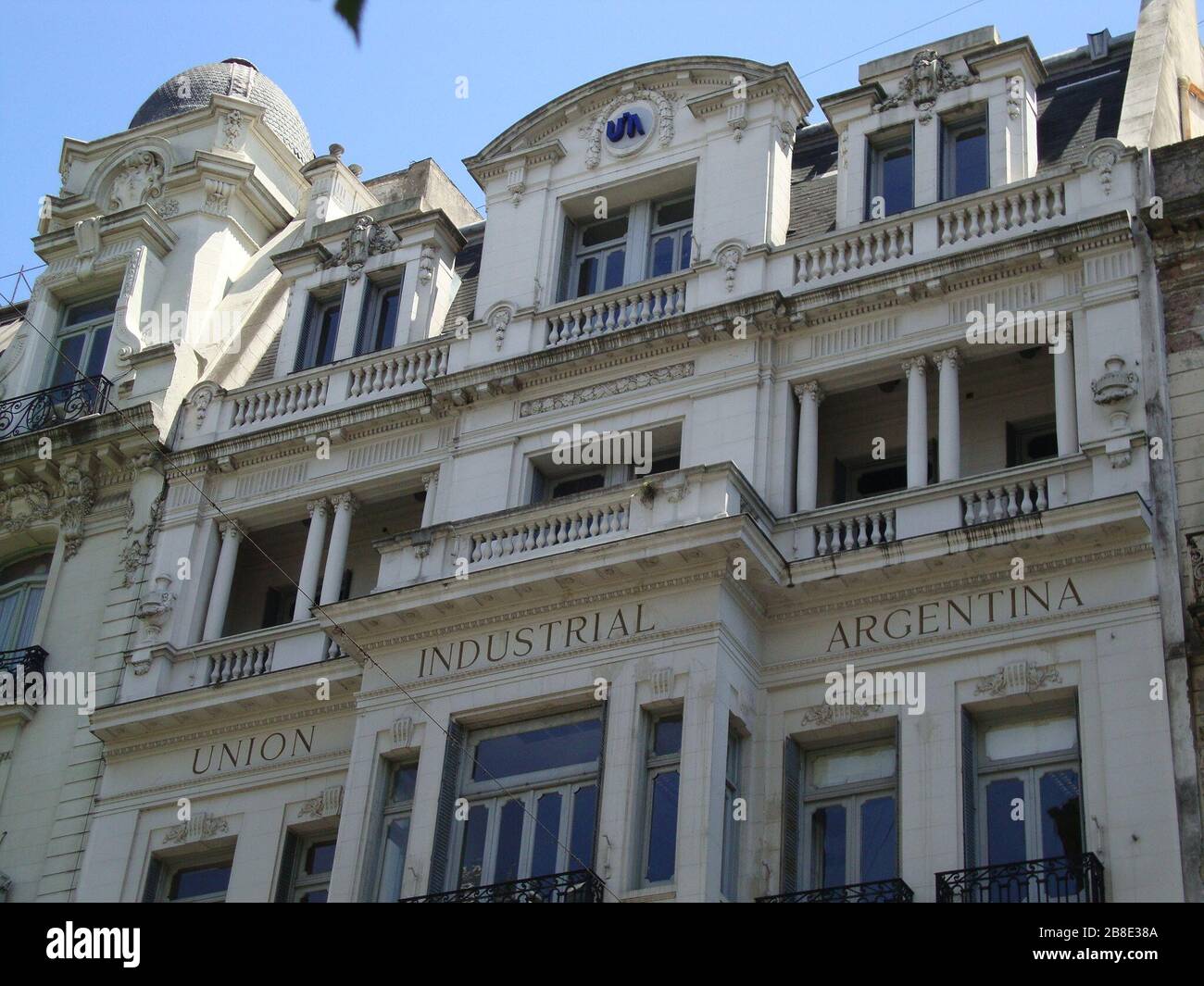 Español: Remate del edificio ocupado por la Unión Industrial Argentina.  Avenida de Mayo nº 1147/57.; 18 December 2009; Own work; Elsapucai Stock  Photo - Alamy