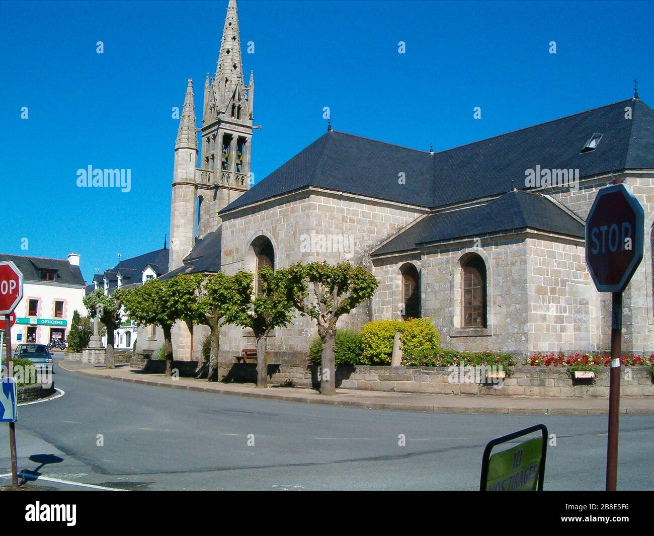 'Nederlands: Eglise Saint-Pierre; 7 June 2008; Riec-sur-Belon, Bretagne, Frankrijk eigen werk (Transferred from nl.wikipedia); Renegade at nl.wikipedia; ' Stock Photo